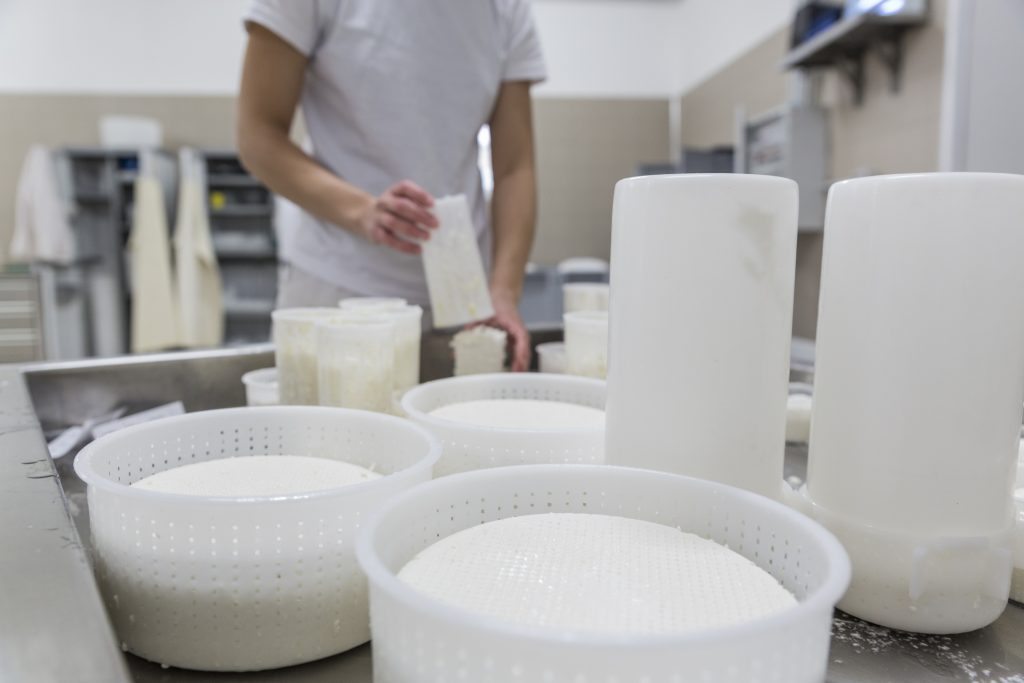 come si fa il formaggio caprino, passo due