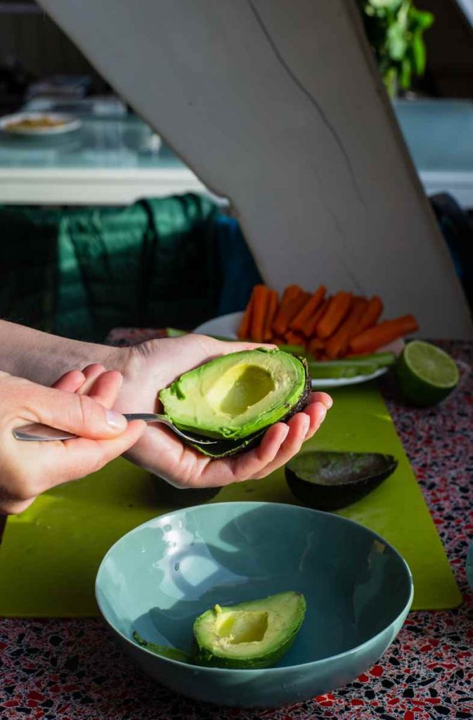La preparazione dell'avocado bio per fare delle ricette sfiziose