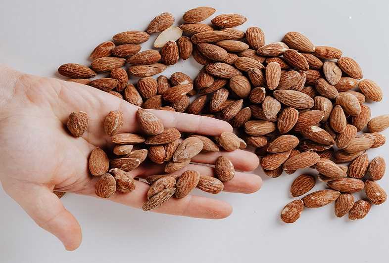 Valutare la qualità delle mandorle biologiche in vendita online