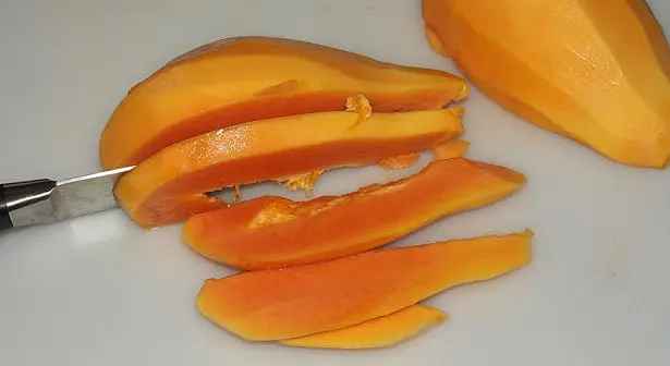 come tagliare la papaya?